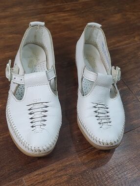 Minnetonka White Leather Slip-On Buckle Loafers Size 7